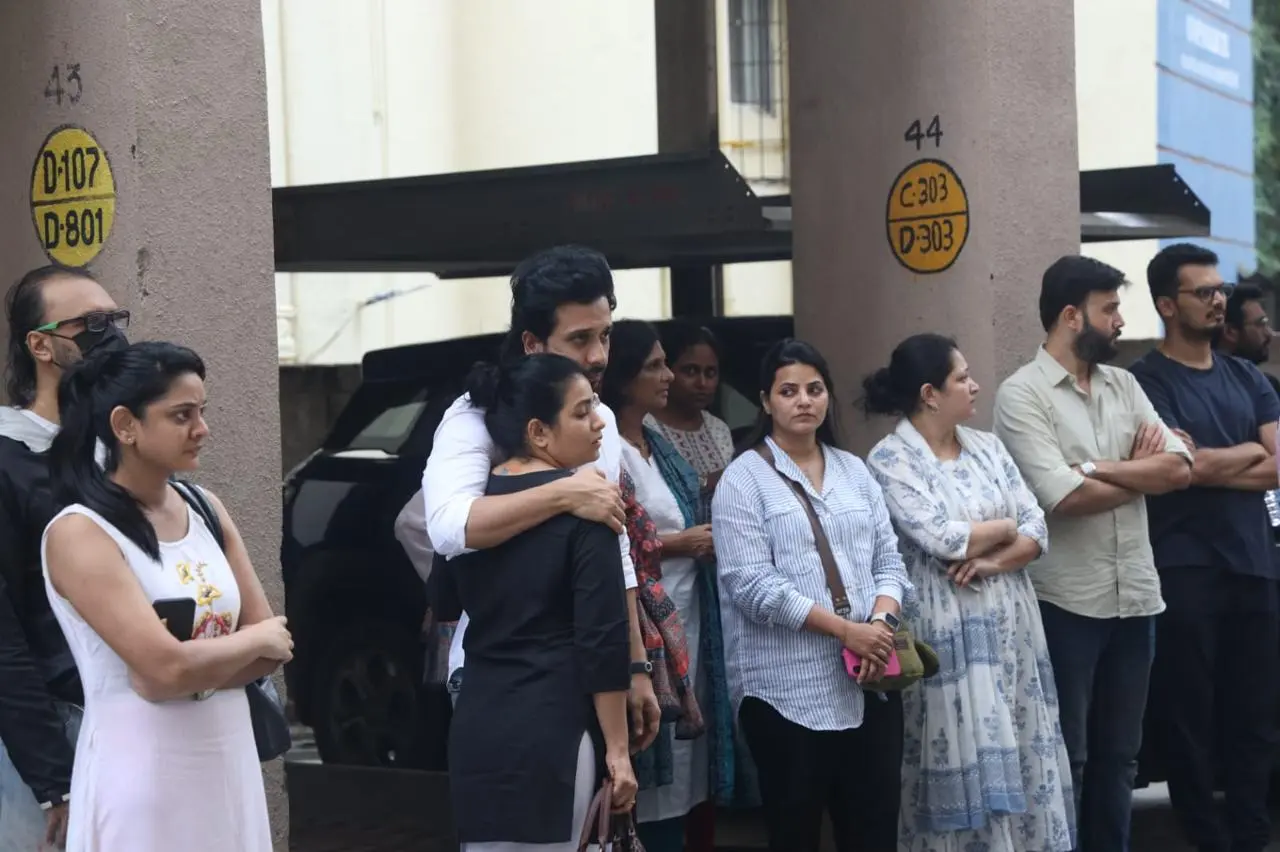 प्रिया मराठे के पार्थिव शरीर को अंतिम दर्शन के लिए मीरा रोड स्थित उनके आवास पर रखा गया. यहां परिवार के सदस्यों, करीबी रिश्तेदारों और टीवी इंडस्ट्री के कई कलाकारों ने पहुंचकर उन्हें श्रद्धांजलि दी.