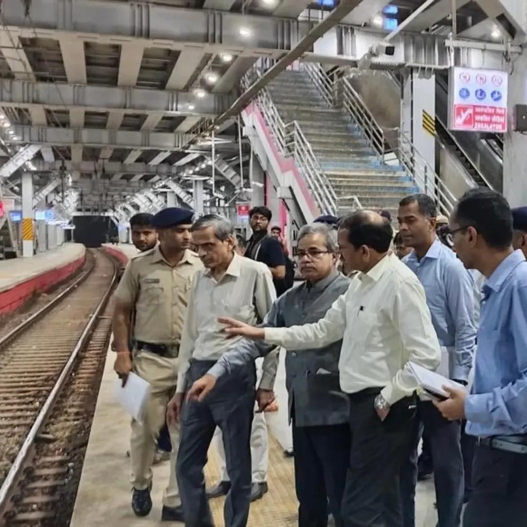स्टेशन की नई पहचान: आधुनिक, सुलभ, समावेशीस्टेशन अब 1.6 लाख से अधिक दैनिक यात्रियों के लिए कहीं अधिक सुलभ, सुरक्षित और सुविधाजनक हो गया है. नई सुविधाओं में शामिल हैं:- नया प्लेटफ़ॉर्म: 270 मीटर लंबा और 10 मीटर चौड़ा, यात्री भीड़ को कम करने में सहायक.