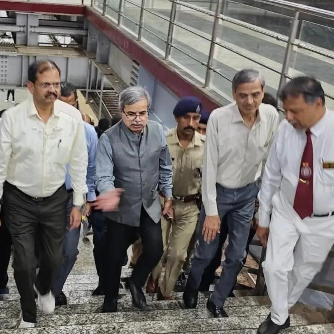 यह 950 करोड़ रुपये की उस परियोजना का हिस्सा है, जिसका उद्देश्य मुंबई के 17 प्रमुख उपनगरीय स्टेशनों को अत्याधुनिक सुविधाओं से लैस करना है. खार स्टेशन के उन्नयन में लगभग 85 करोड़ रुपये की लागत आई है.
