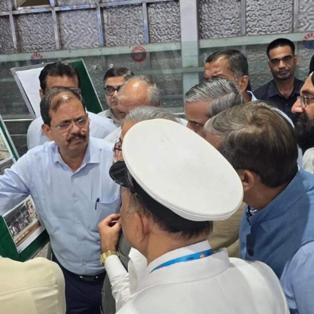 - उन्नत एलिवेटेड डेक: 4,952 वर्ग मीटर में फैला हुआ, जो पश्चिम रेलवे के उपनगरीय स्टेशनों में सबसे बड़ा है.- 3 लिफ्ट और 5 एस्केलेटर (एक डबल-डिस्चार्ज वाला), दिव्यांगजनों के लिए भी सुविधाजनक पहुँच.