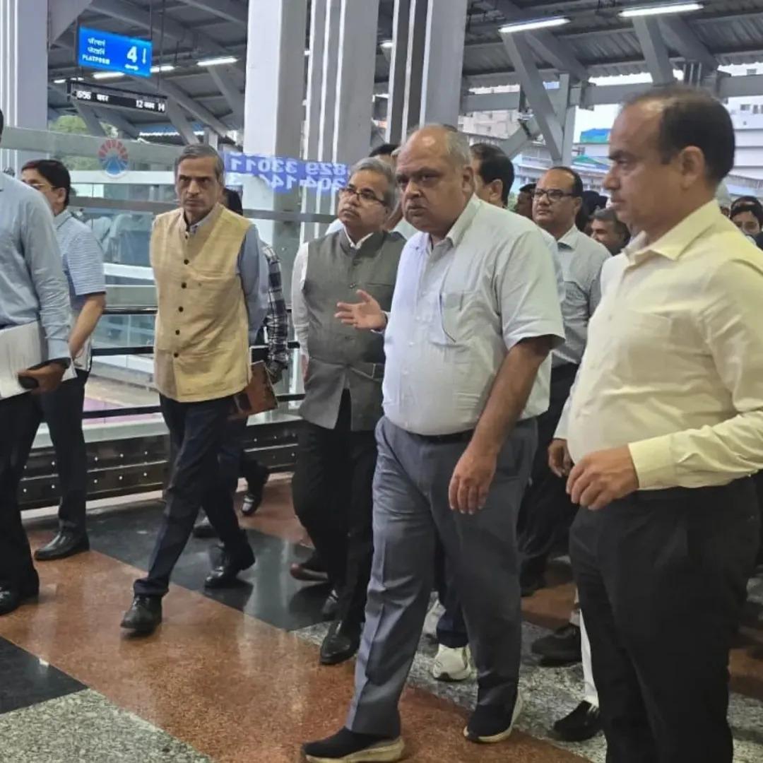 - 145.7 वर्ग मीटर का स्काईवॉक, स्टेशन से बाहर निकलने का वैकल्पिक मार्ग.- बुकिंग कार्यालय, रैंप, स्पर्शनीय टाइलें, डीलक्स शौचालय, और स्टेशन प्रबंधक कार्यालय जैसी बुनियादी सुविधाओं में उल्लेखनीय सुधार.- बेहतर रोशनी, वेंटिलेशन और उच्च गति वाले प्रशंसक, यात्रियों के आराम के लिए.