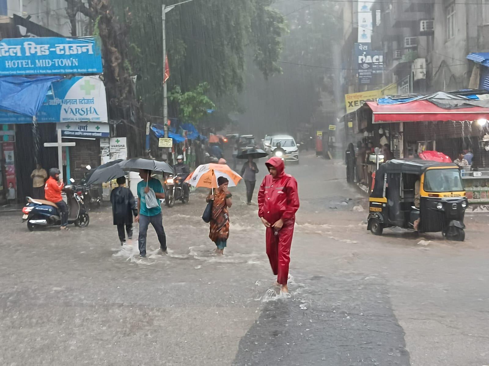 ट्रैफिक पुलिस और बीएमसी की टीमें मौके पर मौजूद थीं, लेकिन बारिश के कारण सुविधा देने में उन्हें भी परेशानी हो रही हैं. 