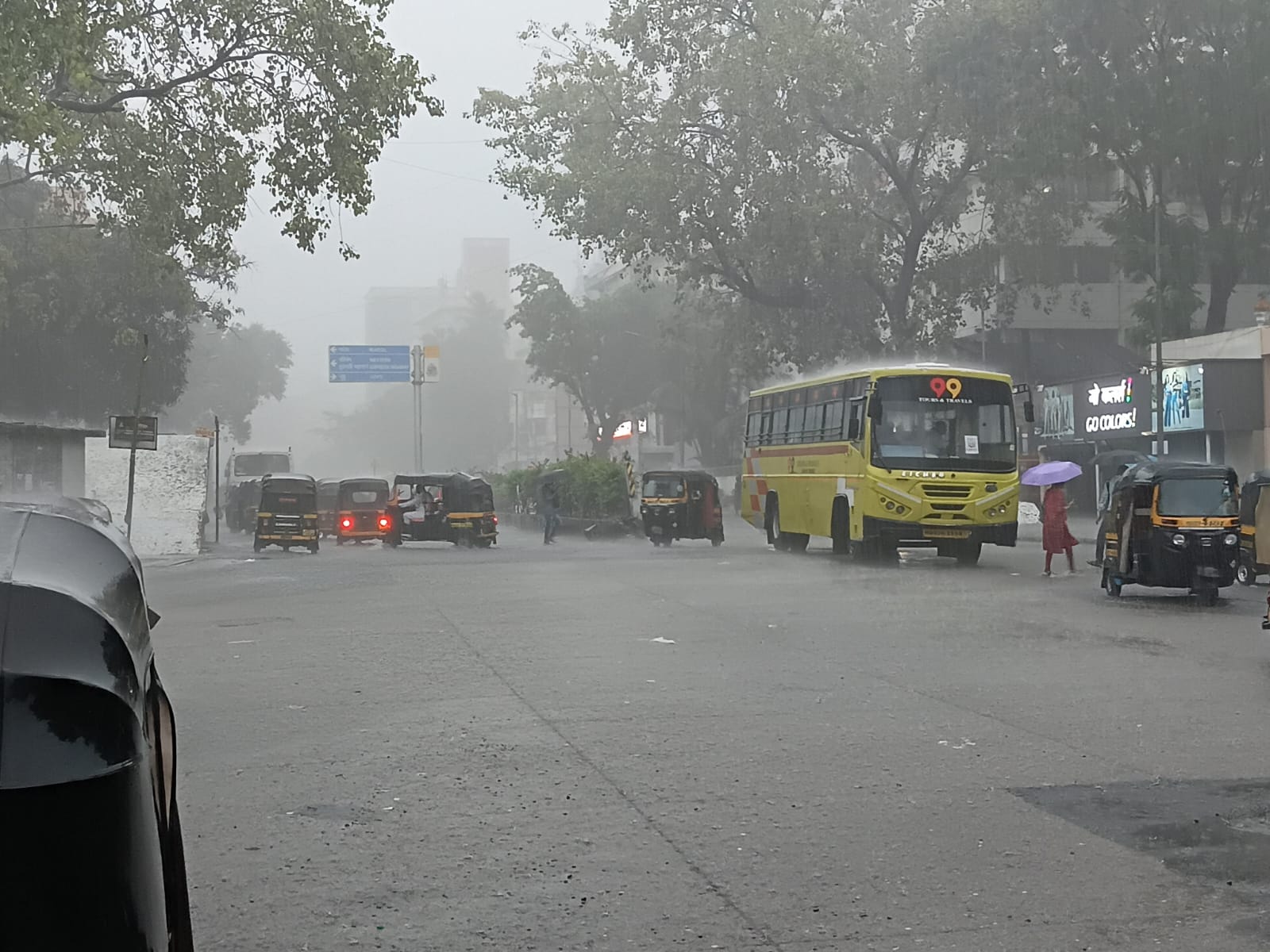 जोरदार बारिश के कारण पैदल यात्रियों को भी काफी परेशानी का सामना करना पड़ा रहा है. 