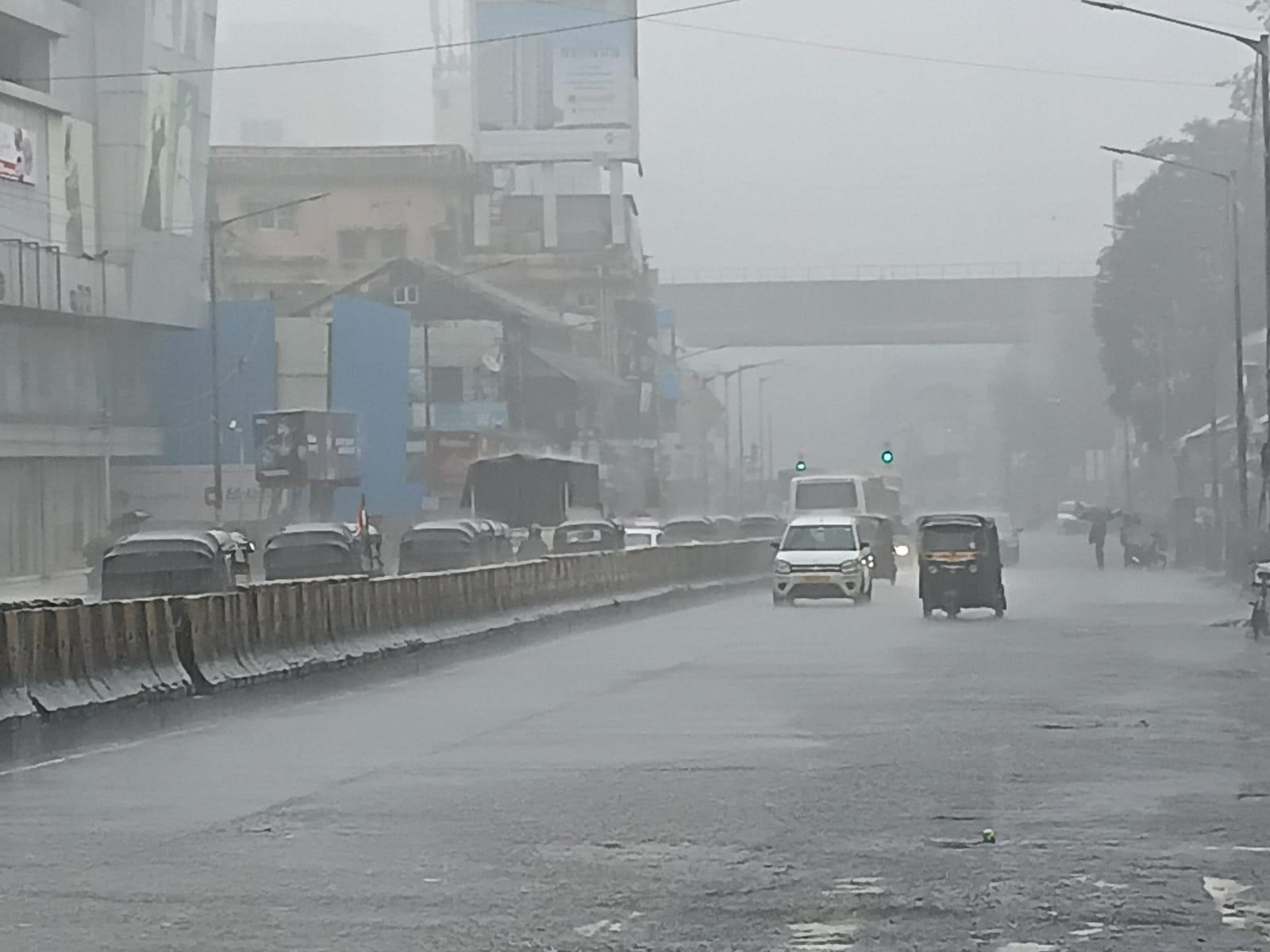 स्थानीय लोगों का कहना है कि गुरुदास कामत चौक और स्वामी विवेकानंद रोड पर जलनिकासी की व्यवस्था बेहद कमजोर है, जिसकी वजह से हर साल बारिश के मौसम में यह इलाका पानी-पानी हो जाता है.