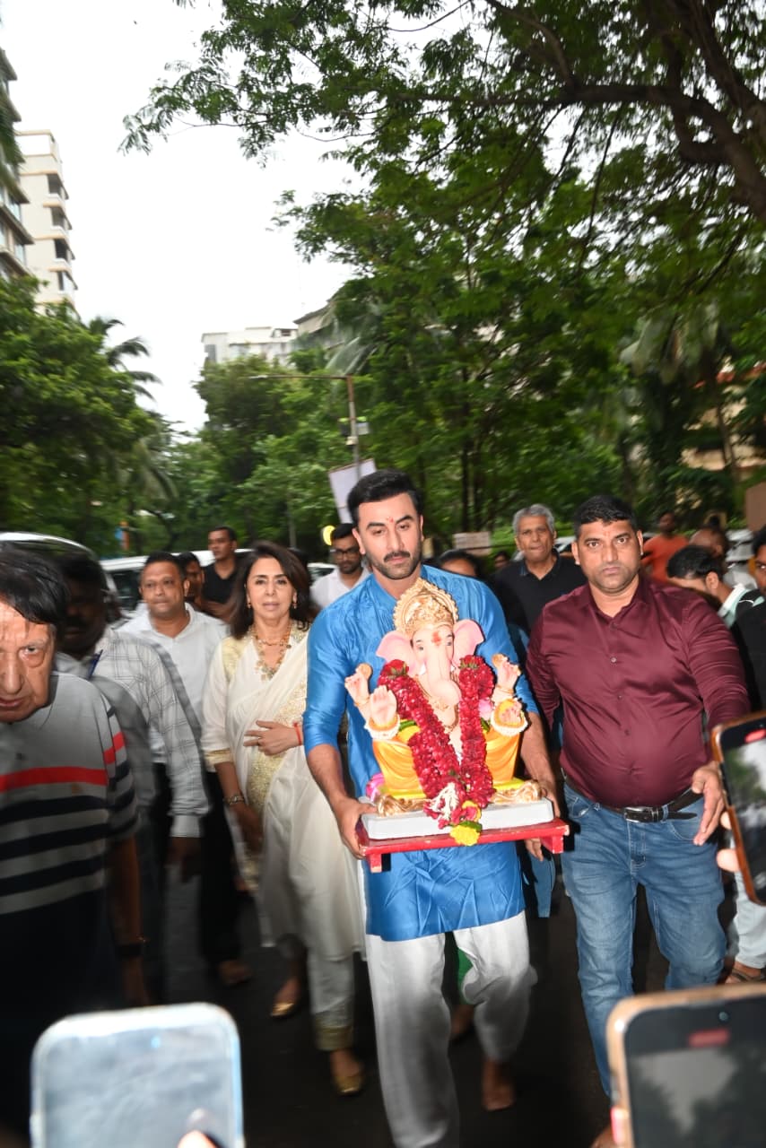 रणबीर कपूर का यह भक्ति भाव से भरा अंदाज़ सोशल मीडिया पर खूब वायरल हो रहा है. 