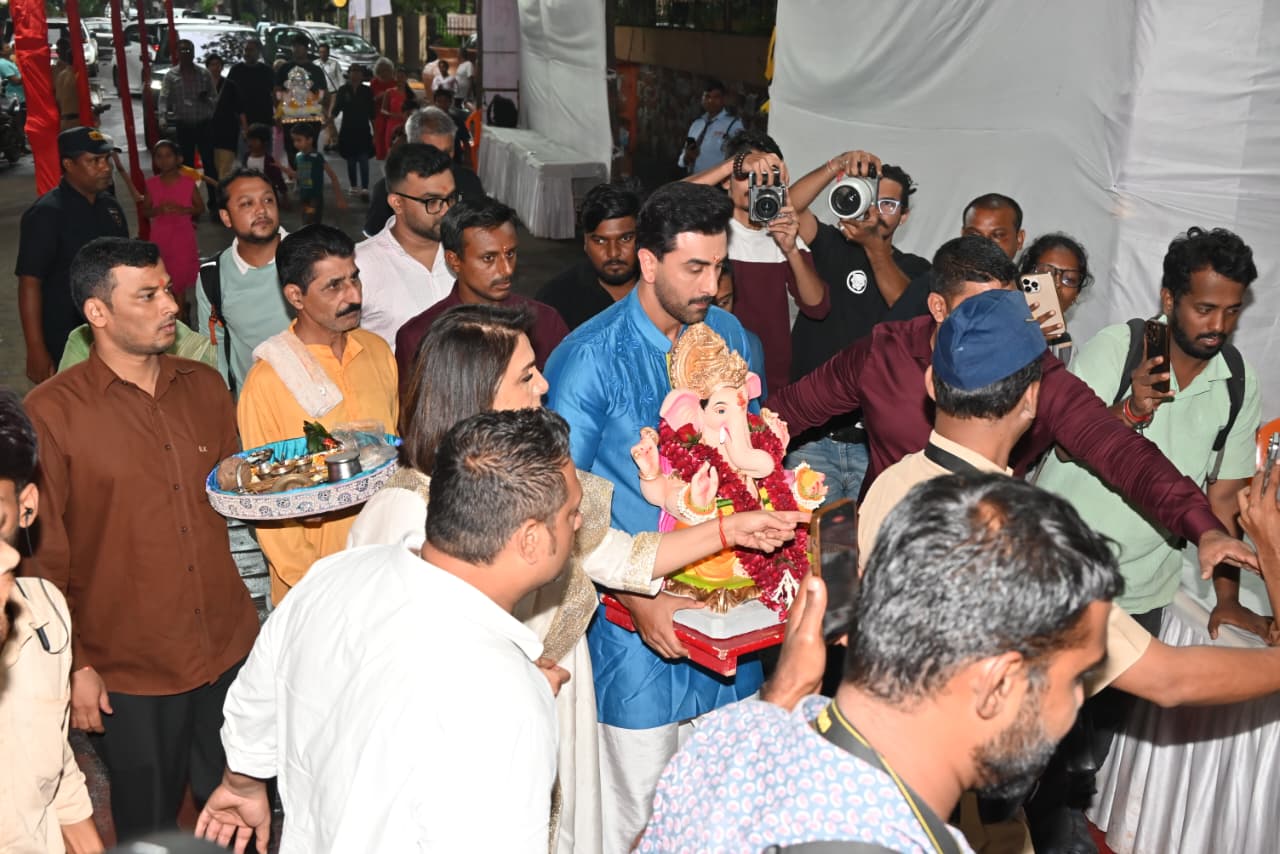 कपूर परिवार हर साल गणेश चतुर्थी के अवसर पर बप्पा की स्थापना करता है. 