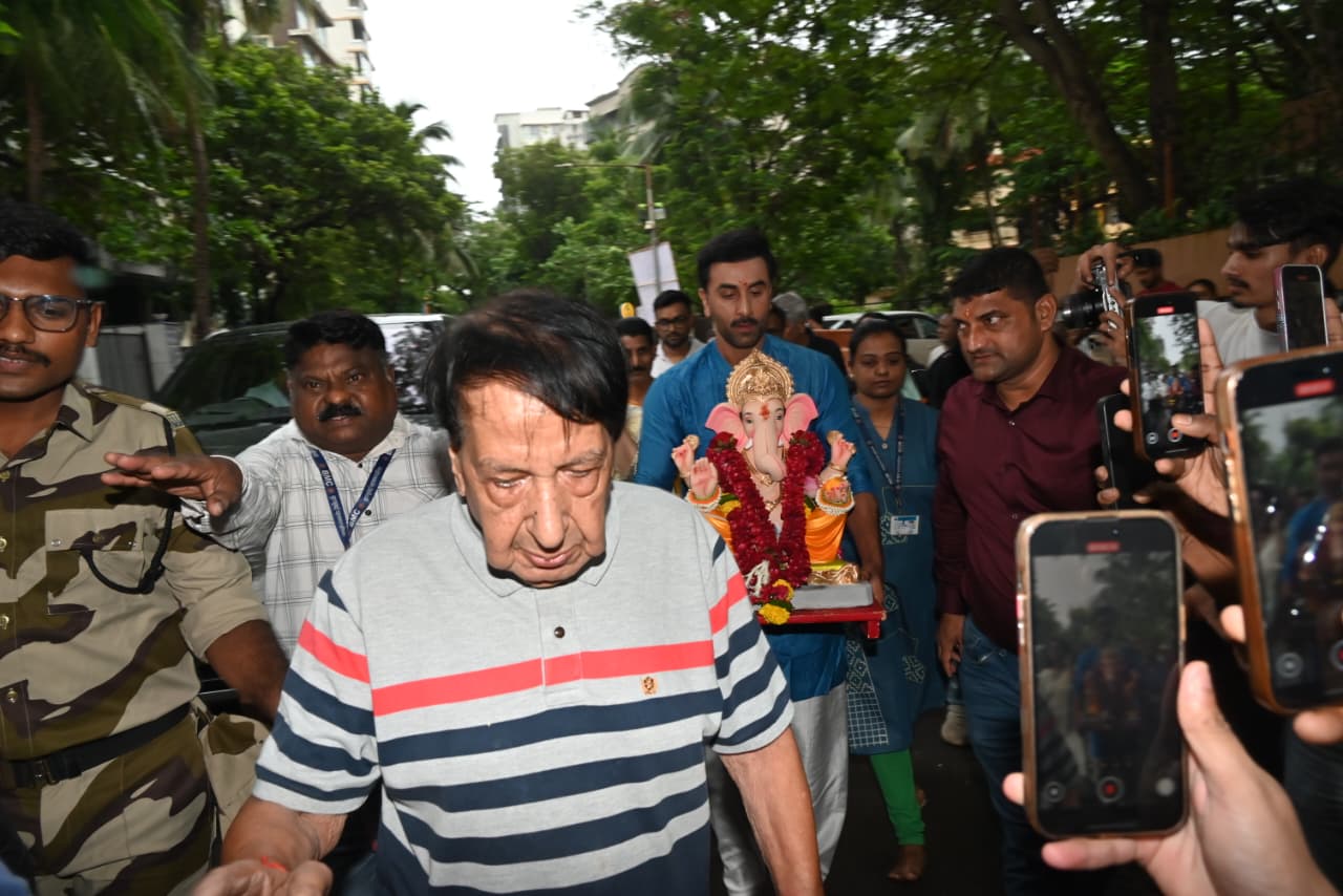 फैंस उनकी सादगी और परंपरा निभाने के अंदाज़ की सराहना कर रहे हैं. नीतू कपूर की आस्था से भरे जयकारों ने माहौल को और भी भक्तिमय बना दिया.