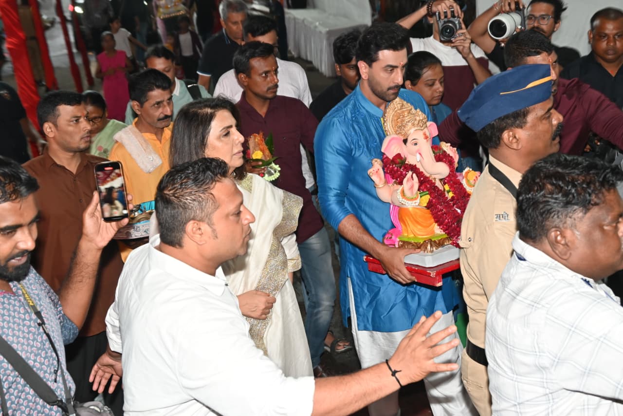 इस बार भी परिवार ने परंपरा को निभाते हुए गणपति को सम्मान और श्रद्धा के साथ विदा किया.