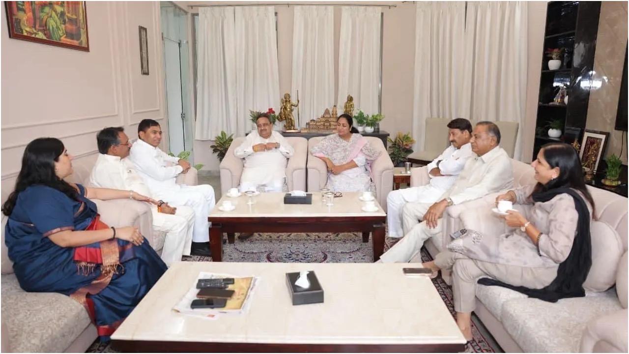 दिल्ली भाजपा के सांसद मुख्यमंत्री रेखा गुप्ता के साथ उनके सरकारी आवास पर. तस्वीर/X