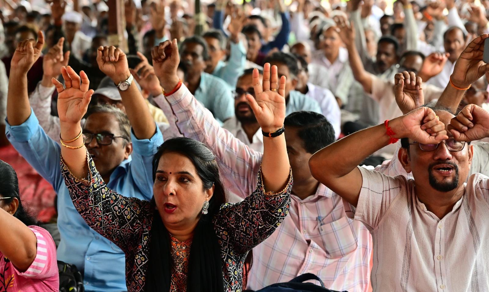 हाथों में बैनर और तख्तियां लिए ये प्रदर्शनकारी `हमारा हक दो`, `बकाया जारी करो` जैसे नारे लगाते हुए देखे गए.