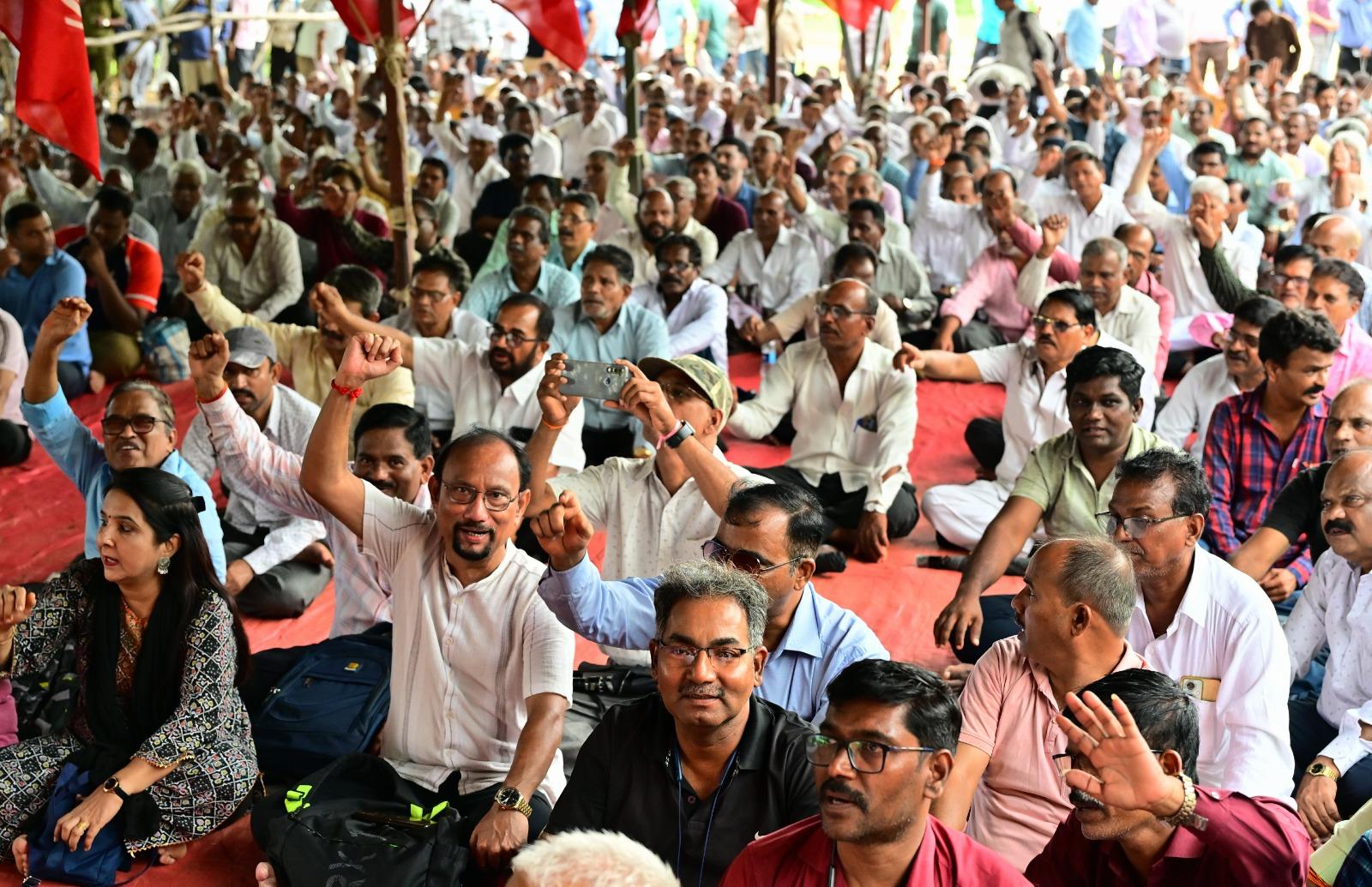 उन्होंने यह भी कहा कि जब वे सेवाएं दे रहे थे, तब उन्होंने कभी अपने कर्तव्यों से मुँह नहीं मोड़ा — तो अब सरकार क्यों पीछे हट रही है?