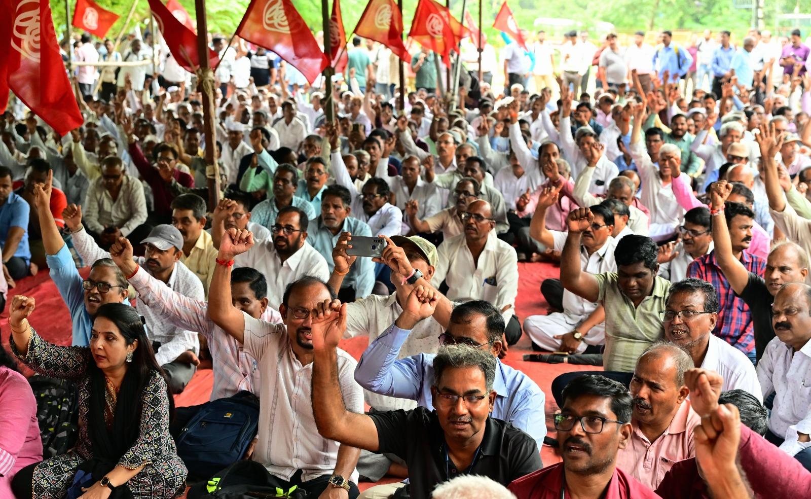 प्रदर्शन शांतिपूर्ण रहा लेकिन संदेश साफ था— अगर मांगें नहीं मानी गईं तो आंदोलन और तेज़ किया जाएगा. सरकार की ओर से शाम तक कोई आधिकारिक प्रतिक्रिया नहीं आई थी.