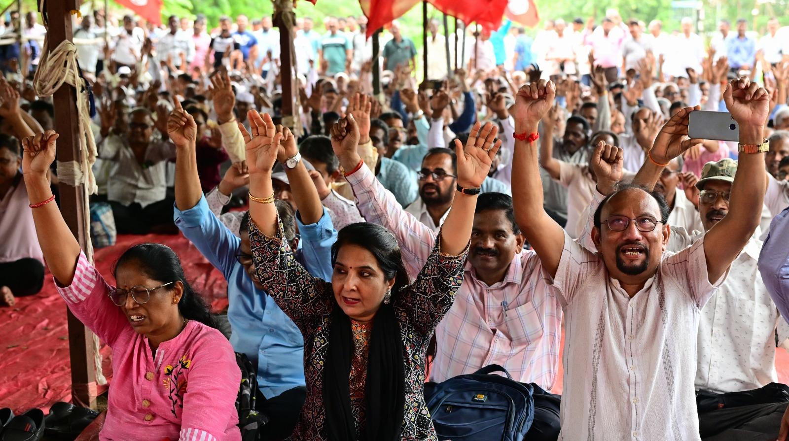 प्रदर्शनकारियों ने राज्य सरकार, विशेषकर मुख्यमंत्री देवेंद्र फडणवीस से अपनी नाराज़गी जताई और आरोप लगाया कि उनकी सरकार सिर्फ आश्वासन दे रही है, लेकिन ज़मीनी स्तर पर कोई कार्रवाई नहीं हो रही है. 