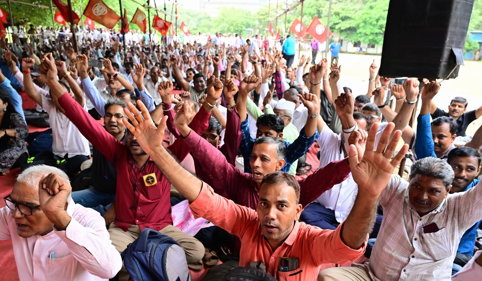 प्रदर्शनकारियों की माँग है कि:- सभी लंबित ग्रेच्युटी और पेंशन लाभों का तुरंत भुगतान किया जाए- एक स्थायी समाधान योजना बनाई जाए ताकि भविष्य में ऐसे हालात उत्पन्न न हों- जिम्मेदार अधिकारियों के खिलाफ कार्रवाई की जाए जिनकी वजह से ये देरी हो रही है