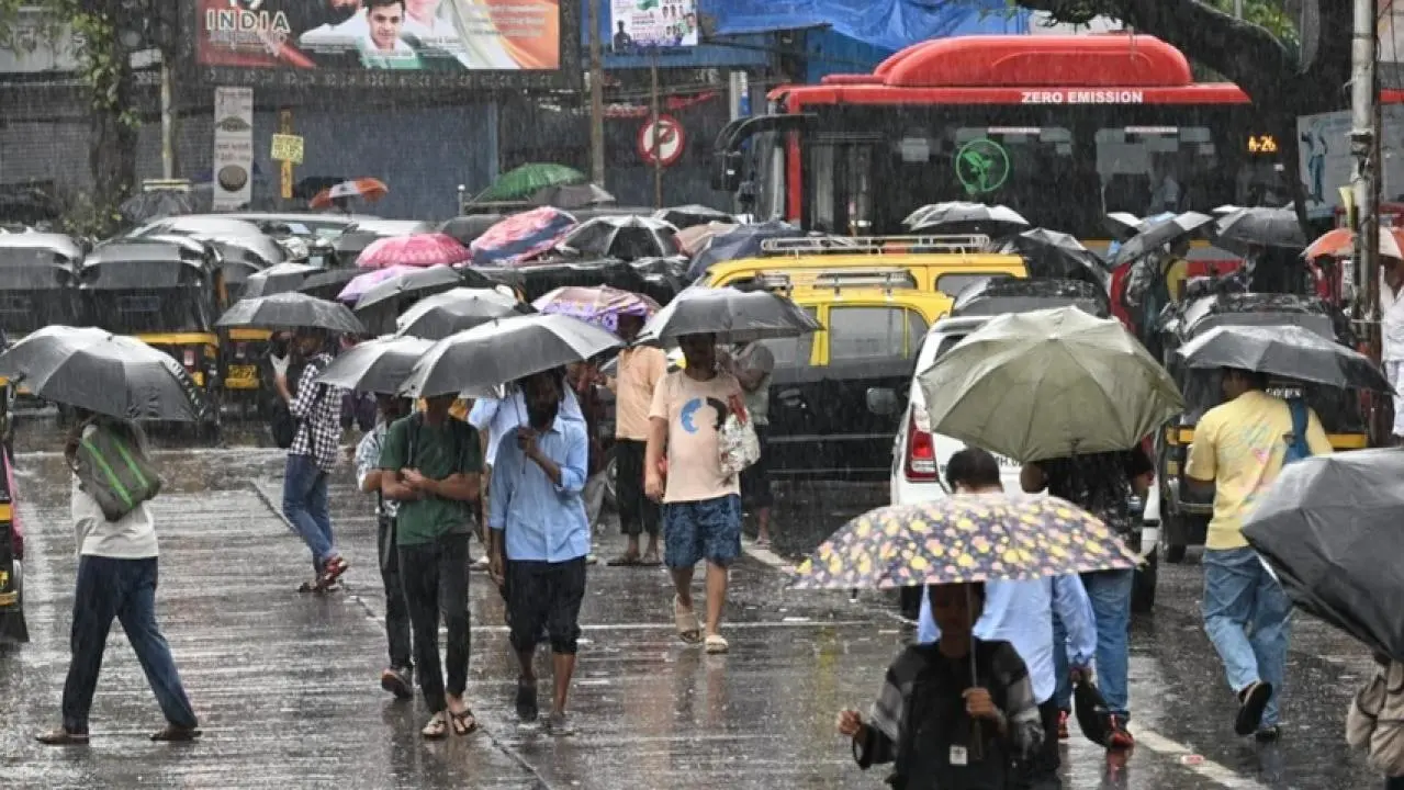 Iलगातार बारिश से मुंबई की रफ्तार थमी, बीएमसी ने स्कूल-कॉलेज बंद करने का आदेश दिया