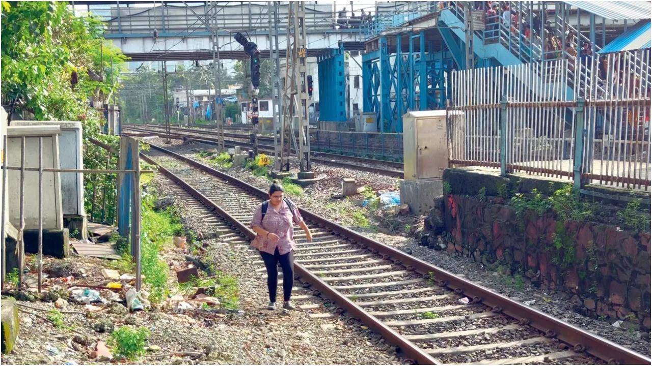 IMumbai: दादर स्टेशन पर प्लेटफार्म बदलना है जोखिम भरा