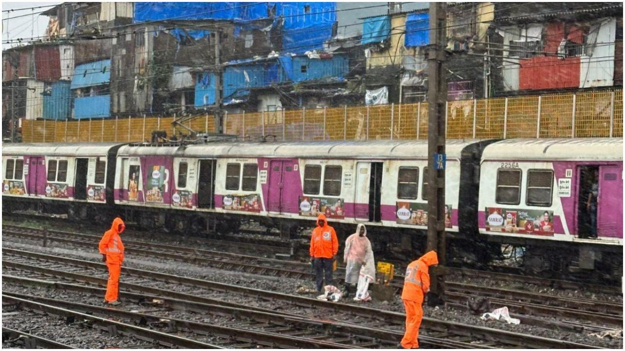 सुरक्षित और सुचारू संचालन सुनिश्चित करने के लिए स्टेशन मास्टर और परिचालन कर्मचारी पूरी तरह सतर्क रहे. तस्वीर: राजेंद्र बी अकलेकर