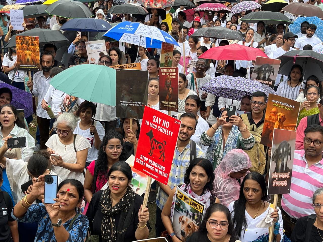 उन्होंने चेतावनी दी कि इस लड़ाई को सड़कों से सोशल मीडिया तक हर मंच पर लड़ा जाएगा.