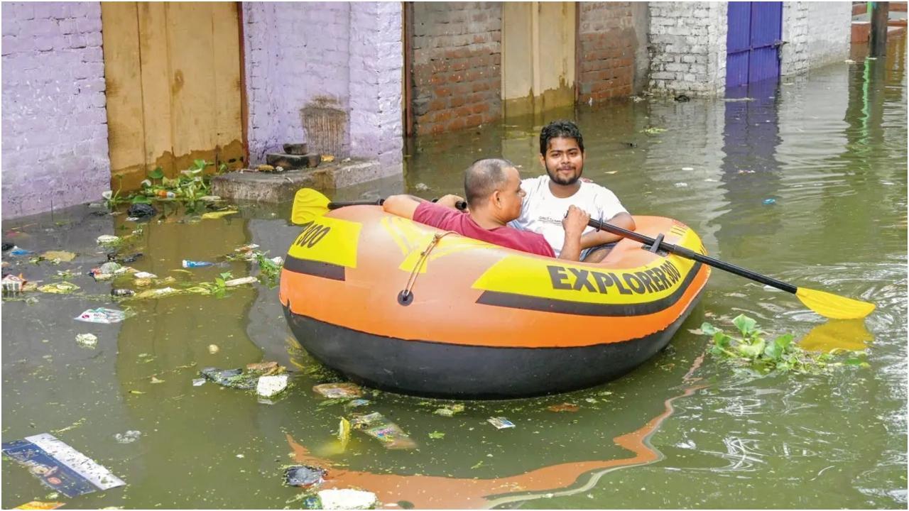 सड़कों पर पानी भरने के बावजूद भाई ने हिम्मत नहीं हारी. प्रतीकात्मक तस्वीर/पीटीआई