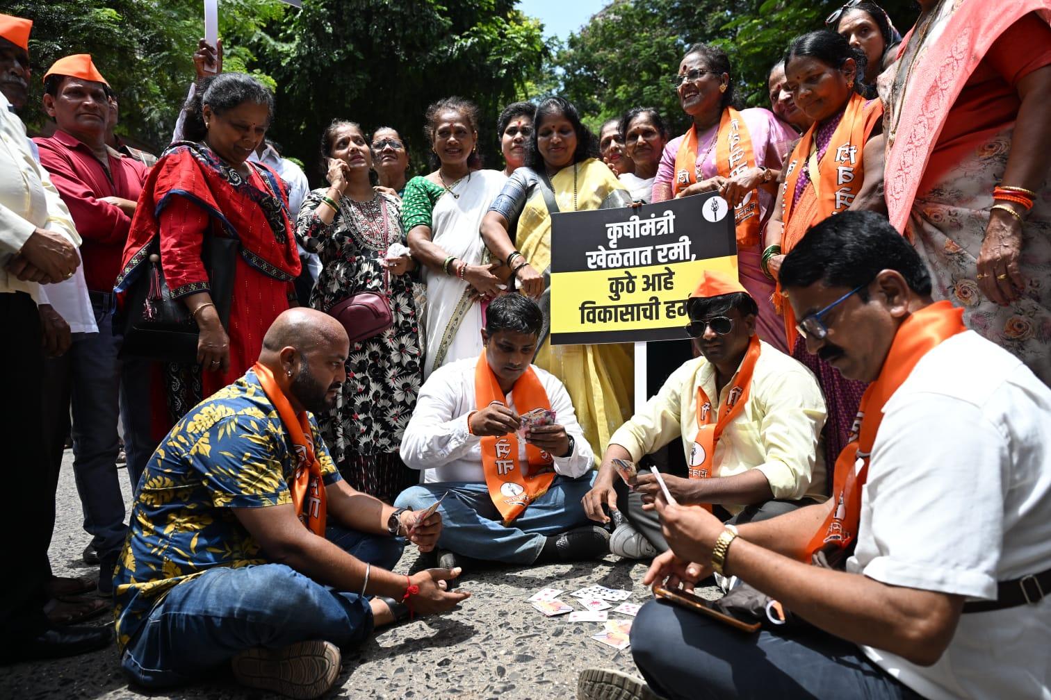 प्रदर्शन में मौजूद कार्यकर्ताओं ने महागठबंधन सरकार के खिलाफ जमकर नारेबाज़ी की – “भ्रष्टाचार हटाओ, महाराष्ट्र बचाओ” से लेकर “शिंदे-फडणवीस इस्तीफा दो” तक. माहौल पूरी तरह से राजनीतिक चुनौती और जनाक्रोश से भरा हुआ था.