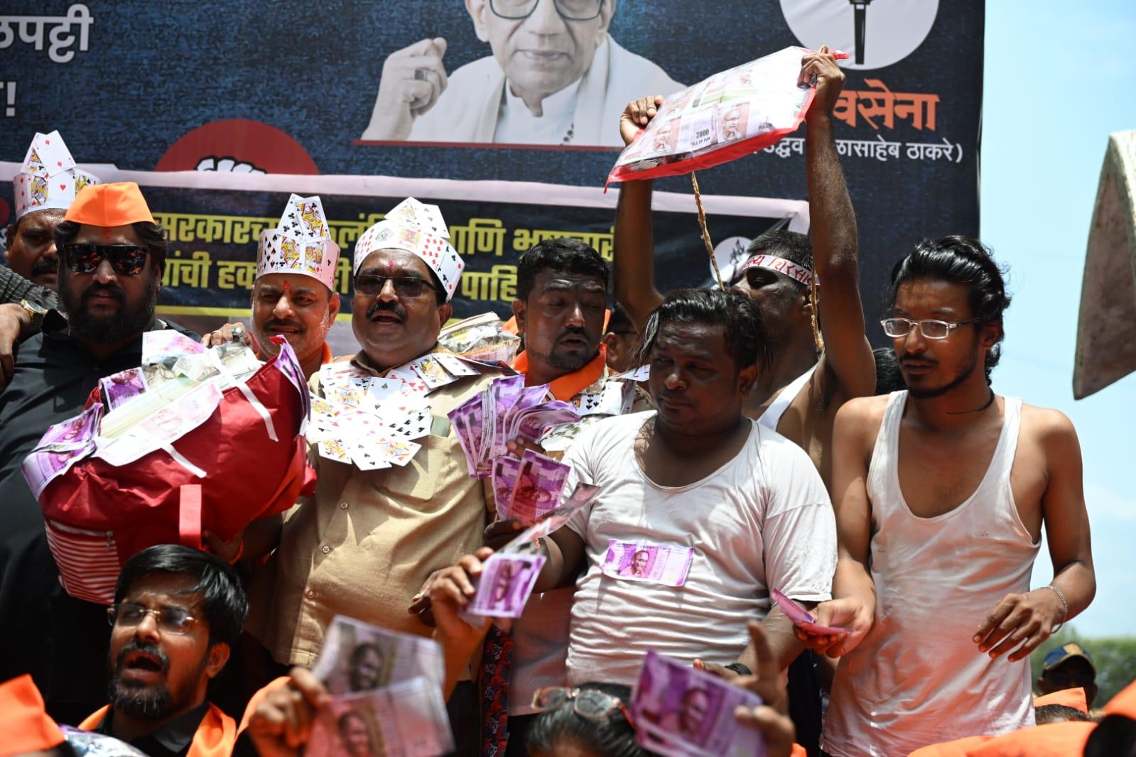 उद्धव ठाकरे का संदेश साफ था – महाराष्ट्र के स्वाभिमान से खिलवाड़ करने वालों को जनता अब बख्शने वाली नहीं है. 