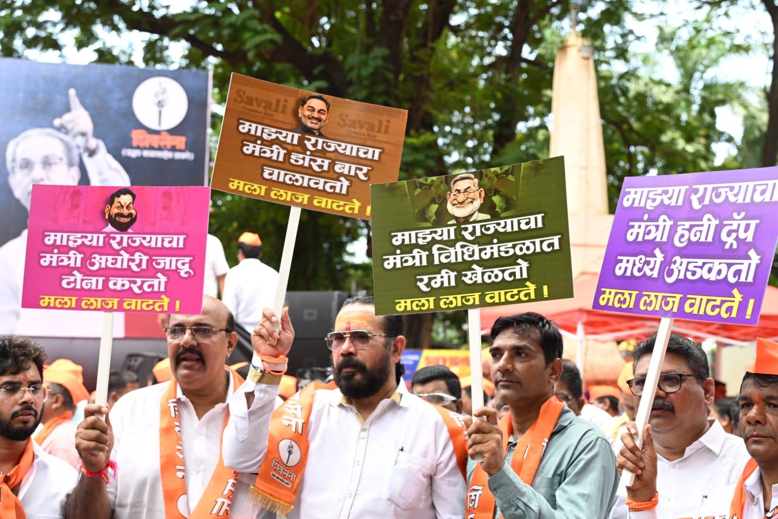 ठाकरे ने फडणवीस को भी नहीं छोड़ा, कहा – “आपको जनता ने अपराधियों और भ्रष्टाचारियों को बचाने के लिए वोट नहीं दिया था, लेकिन आज आप वही कर रहे हैं.”