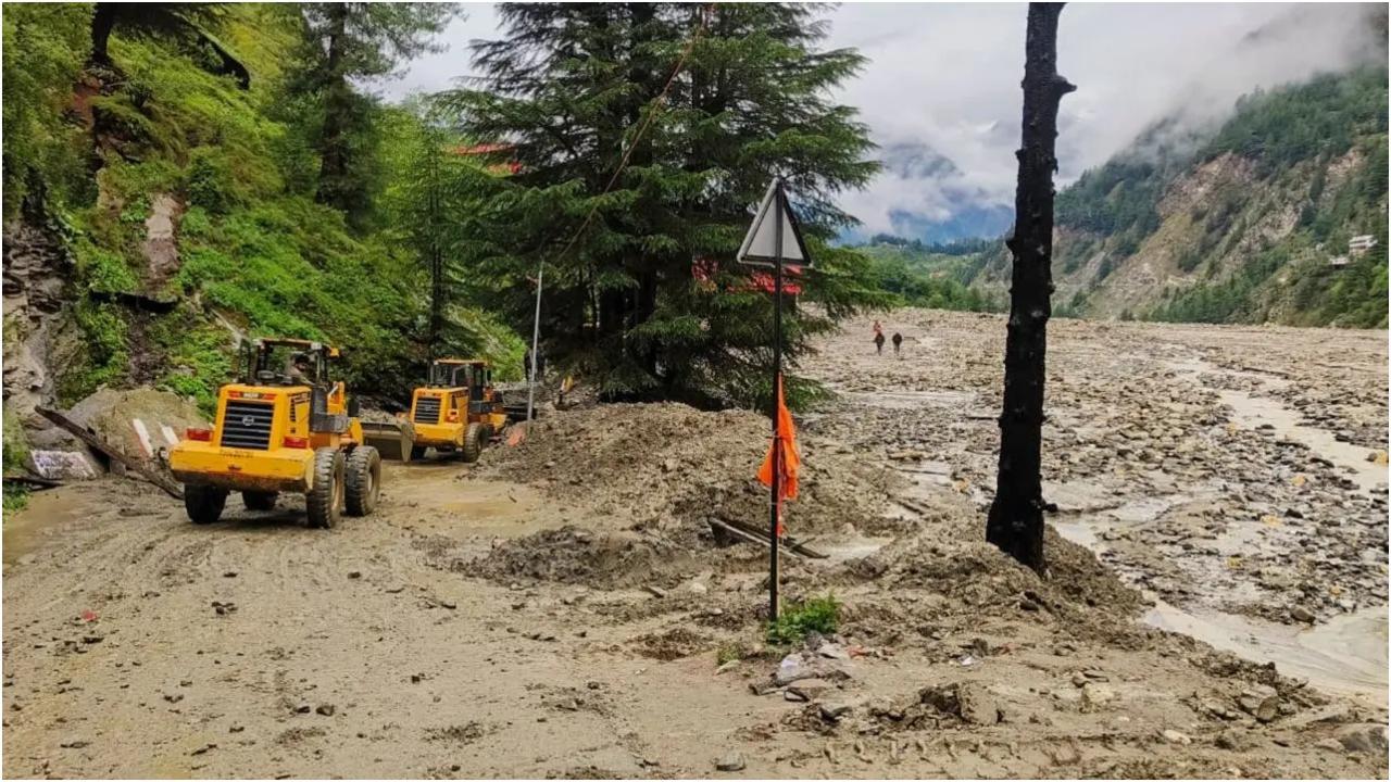 उत्तरकाशी में बादल फटने से आई अचानक बाढ़ के बाद राहत और बचाव कार्य जारी है. तस्वीर/पीटीआई