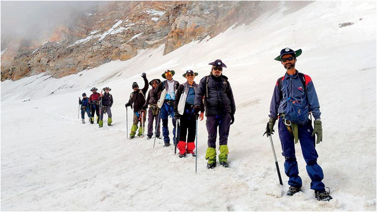 पश्चिम रेलवे (WR) के मोटरमैनों की टीम. तस्वीर/विशेष व्यवस्था