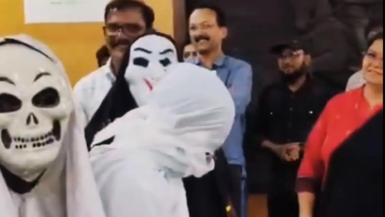 Iवसई में कब्रिस्तान में खेल उपकरण लगाने के विरोध में भूत-थीम पर प्रदर्शन