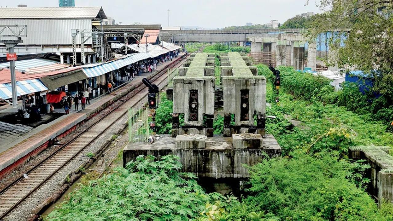 कुर्ला और परेल के बीच 5वीं और 6वीं लाइन का निर्माण 2015 से रुका हुआ है.