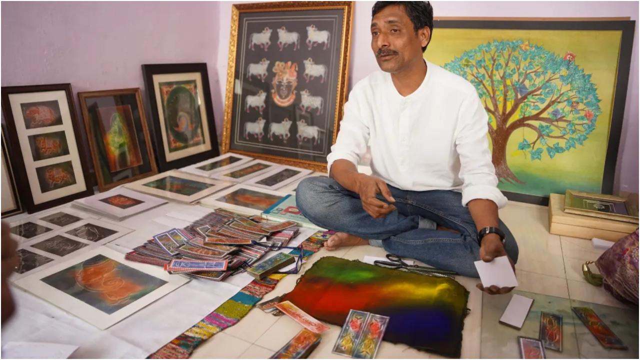विवाह के आयोजन संग नेक काम की पहल:
विवाह के आयोजन को नेक काम के साथ जोड़ना, यकीनन सिर्फ़ धूम-धाम के साथ जश्न मनाने से कहीं बढ़कर है. यह नव विवाहित जोड़े के लिए अपनी ज़िंदगी के सबसे खास दिन को पारंपरिक मूल्यों के साथ जोड़ने का नायाब तरीका है. यह शादी न केवल प्यार के उत्सव के रूप में, बल्कि लोगों के जीवन में उम्मीद की किरण जगाने और उन्हें सक्षम बनाने वाली पल के रूप में भी ज़माने को एक नई राह दिखाने वाली है. इस आयोजन को नेक काम के साथ जोड़ा गया है, जिसमें हर छोटी-बड़ी बात में दिव्यांगजनों के उत्थान और उनके सम्मान को ध्यान में रखा गया है. एनजीओ से लेकर स्थानीय कारीगरों को सहयोग देने तक, यह जोड़ा एक ऐसी शादी रचाने वाला है, जिसमें बड़े पैमाने पर लोगों की भलाई के लिए उनके समर्पण की झलक दिखाई देती है. दिव्यांगजनों की सहायता करने वाले संगठनों के साथ साझेदारी करके, यह आयोजन बड़े प्रभावशाली तरीके से परंपराओं को एकजुटता की भावना और नेक उद्देश्य में बदल देता है.