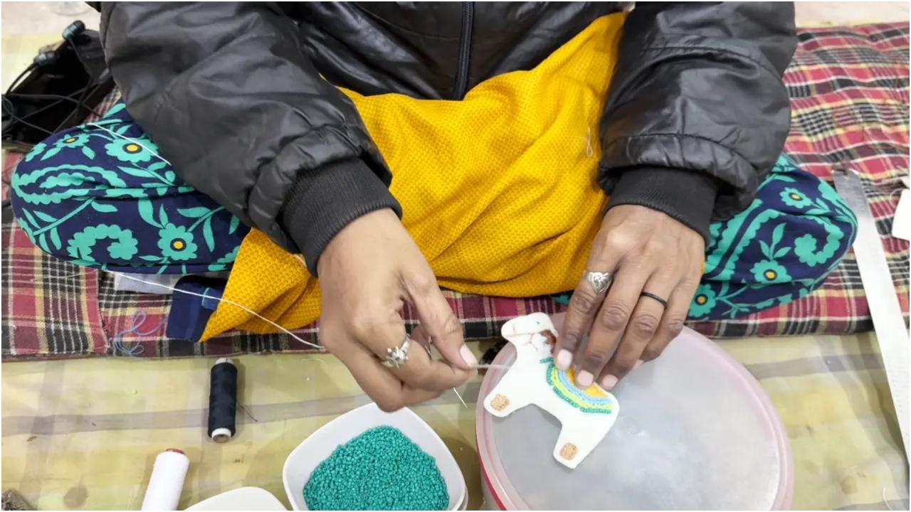 अपनी शादी से पहले मिट्टी कैफ़े जाना सिर्फ़ सद्भाव का संकेत नहीं है, बल्कि उनकी इस पहल से जाहिर होता है कि समाज के प्रति अपनी ज़िम्मेदारी निभाने की भावना अडानी परिवार के रग-रग में बसी है. इस विवाह के उत्सव की योजना काफी सोच-समझकर तैयार की गई है, जिसमें दिल्ली के फैमिली ऑफ़ डिसेबल्ड और काई रस्सी जैसे NGOs के साथ-साथ निकिता जी, बिबाजी चूड़ी वाला, जगदीश जी शंकरी पैठाणी जैसे कारीगरों के अलावा कई अन्य लोग शामिल होंगे. इस तरह, उन्होंने समाज के हर तबके को साथ लेकर चलने और समुदाय की भलाई को अपने विवाह के उत्सव का हिस्सा बनाया है.