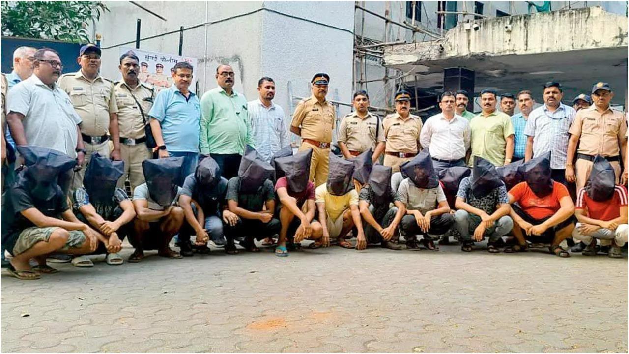 अक्टूबर 2023 में मुंबई पुलिस द्वारा बांग्लादेशी नागरिकों के को गिरफ्तार किया जाएगा, जो सबसे बड़ी छापेमारी होगी