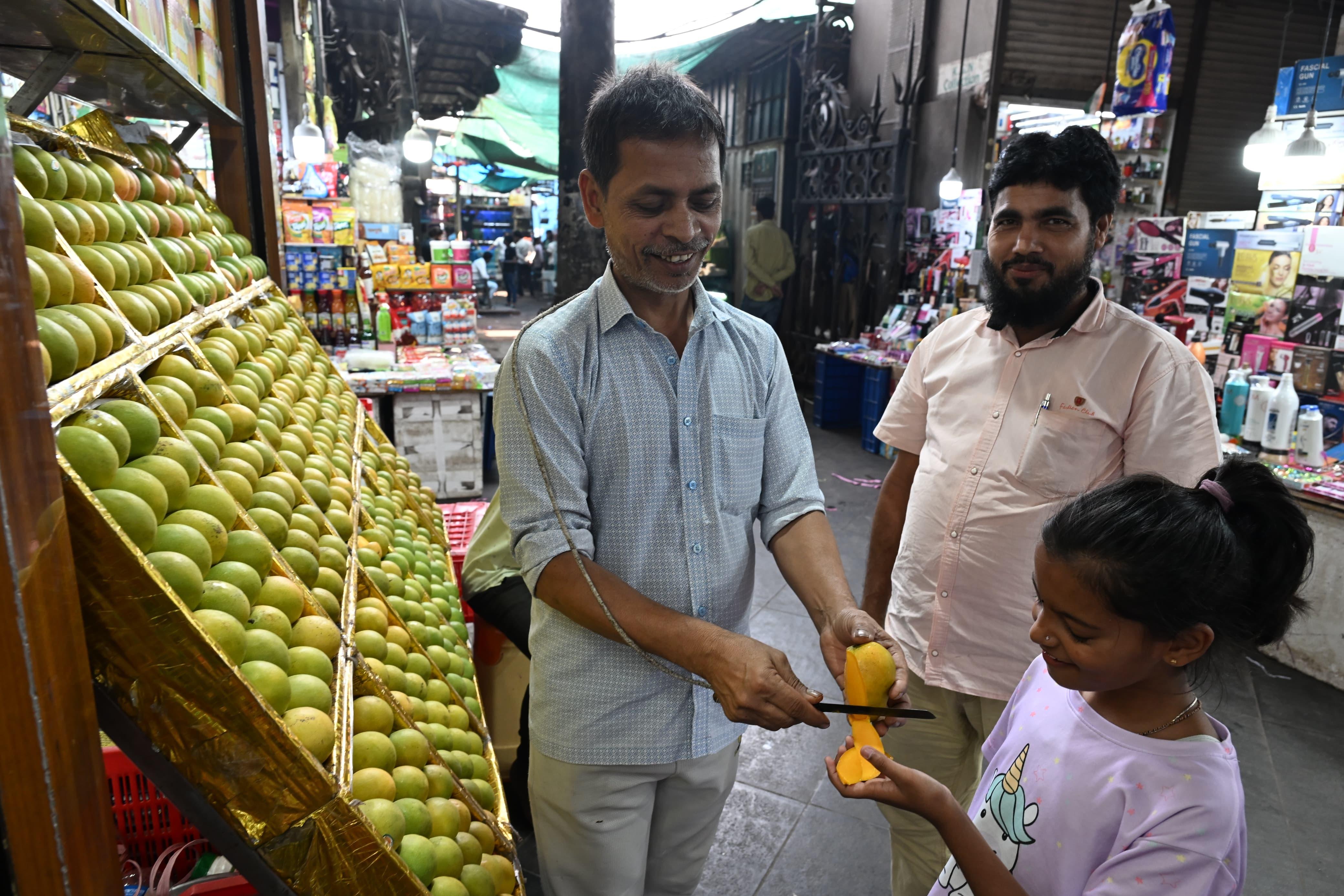 खरीदारों की अच्छी प्रतिक्रिया देखकर व्यापारी भी उत्साहित हैं. एक व्यापारी ने बताया, 