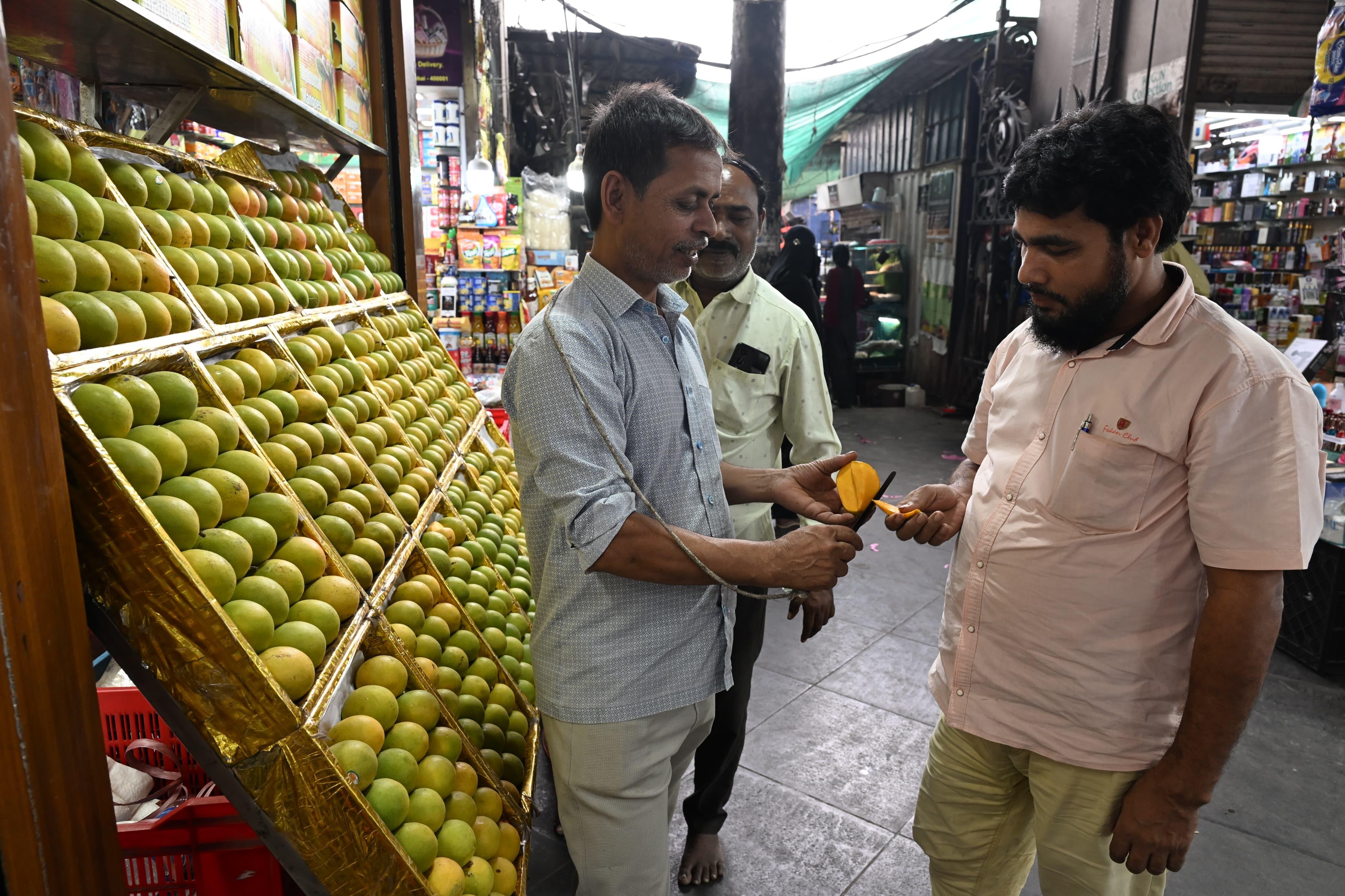 मुंबई के स्थानीय खरीदारों के साथ-साथ होटलों और मिठाई दुकानों में भी हापुस आम की काफी मांग रहती है. इसका इस्तेमाल आमरस, आइसक्रीम, शेक और मिठाइयों में किया जाता है. एक ग्राहक ने बताया, 