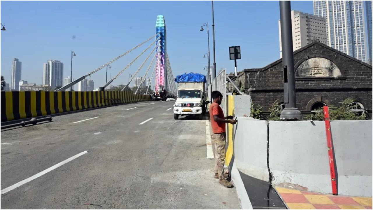 रे रोड स्टेशन पर शहर का पहला केबल-स्टेड रोड ओवरब्रिज बनकर तैयार हो गया है और यह रेल लाइनों पर सबसे तेजी से बनने वाले ओवरब्रिज में से एक बन गया है. नए पुल में छह लेन हैं और पैदल यात्रियों के लिए एक फुटपाथ भी है.