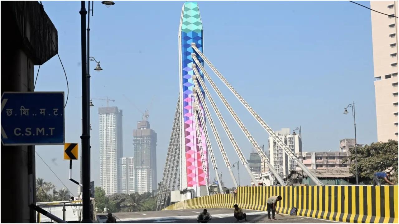इस केबल-स्टेड ब्रिज का निर्माण कार्य वैलेंटाइन डे 2022 को शुरू किया गया था और दो साल में पूरा हुआ है.