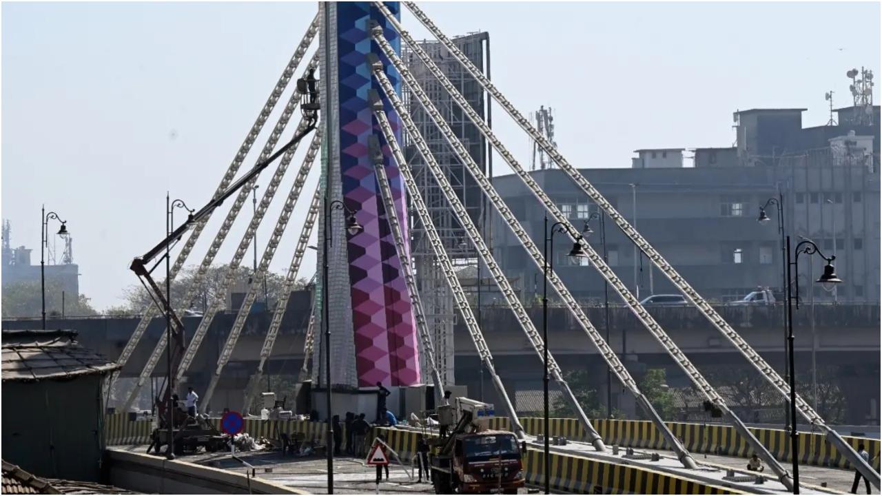 इसके अतिरिक्त, महाराष्ट्र रेल इंफ्रास्ट्रक्चर डेवलपमेंट कॉरपोरेशन (एमआरआईडीसी) ने प्रस्तावित पुल पर आर्किटेक्चरल एलईडी लाइटिंग डिज़ाइन की है, जो सौंदर्य अपील को बढ़ाएगी और ब्रिज हेल्थ मॉनिटरिंग सिस्टम के साथ सुरक्षा मापदंडों में सुधार करेगी.