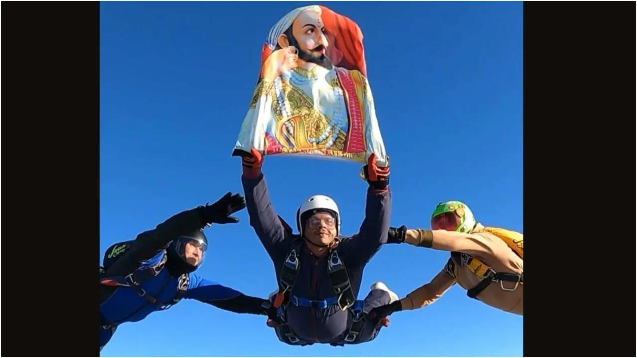 अजीत करभारी ने रूस में गोता लगाकर छत्रपति शिवाजी महाराज को श्रद्धांजलि दी