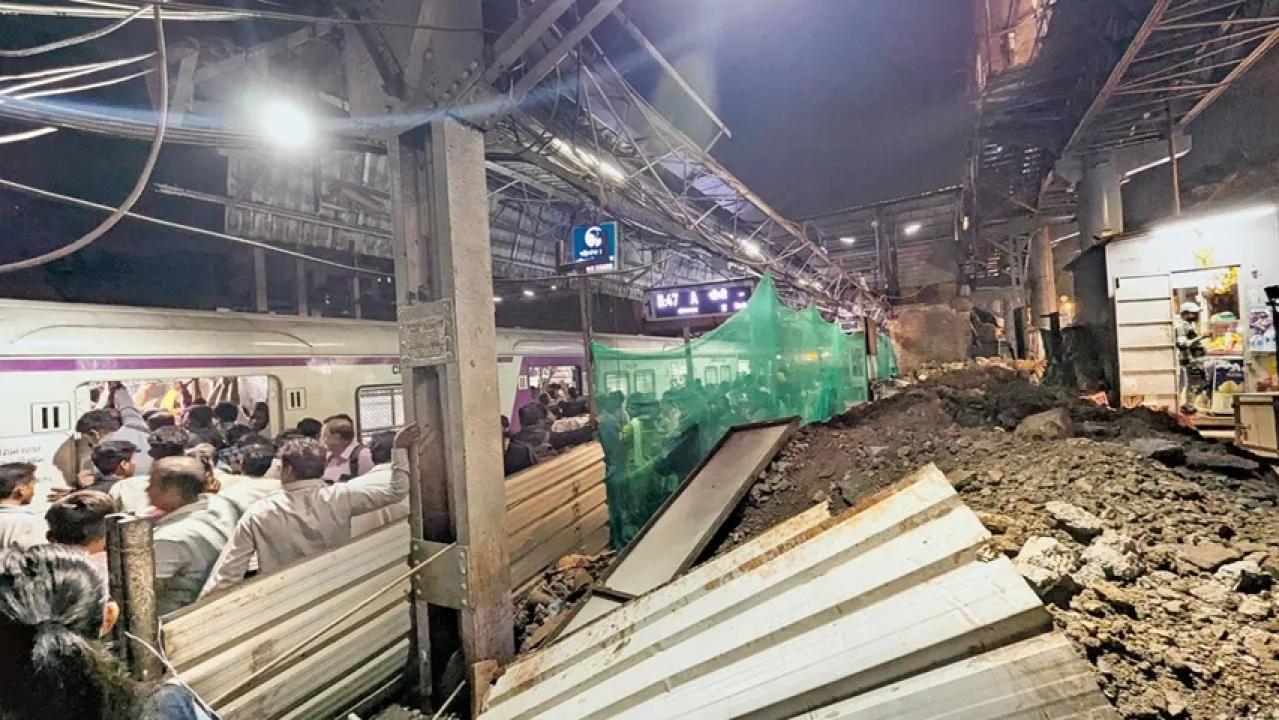पिछले शुक्रवार को घाटकोपर स्टेशन के प्लेटफार्म एक पर निर्माण गतिविधियों के कारण यात्री जगह के लिए धक्का-मुक्की कर रहे थे. 13 फरवरी को भी स्थिति वैसी ही थी.