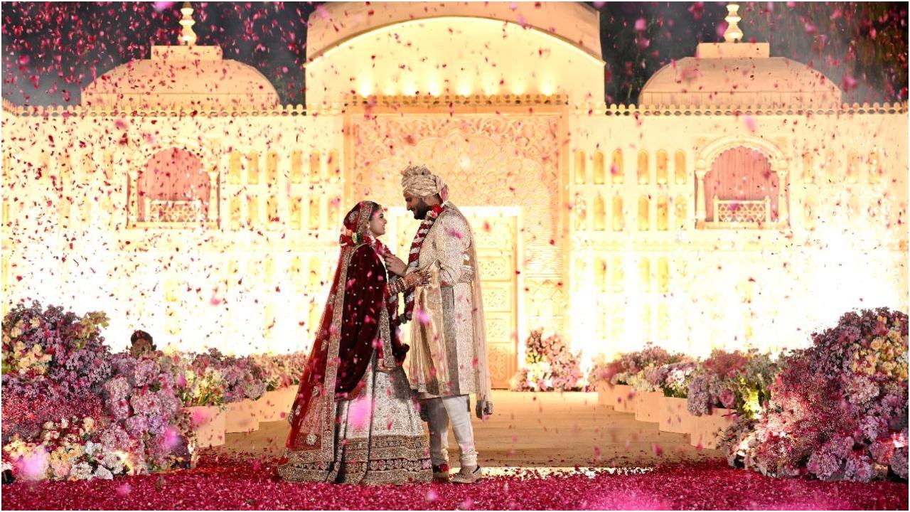 मनीष मल्होत्रा ने जीत और दिवा की शादी के लिए फैमिली ऑफ डिसेबल्ड (FOD) के साथ मिलकर शॉल की एक शानदार जोड़ी तैयार की.