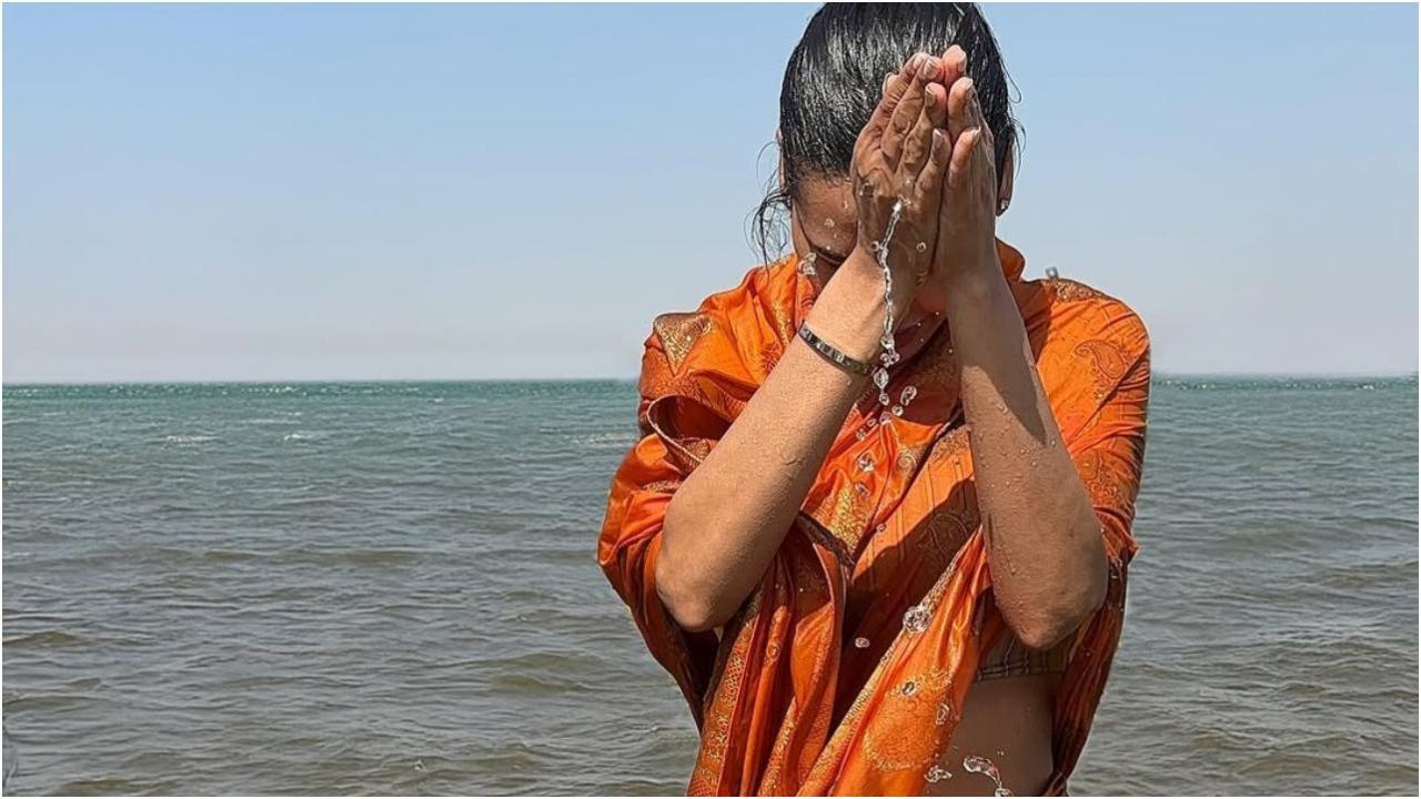 तस्वीर में: महाकुंभ में ईशा गुप्ता