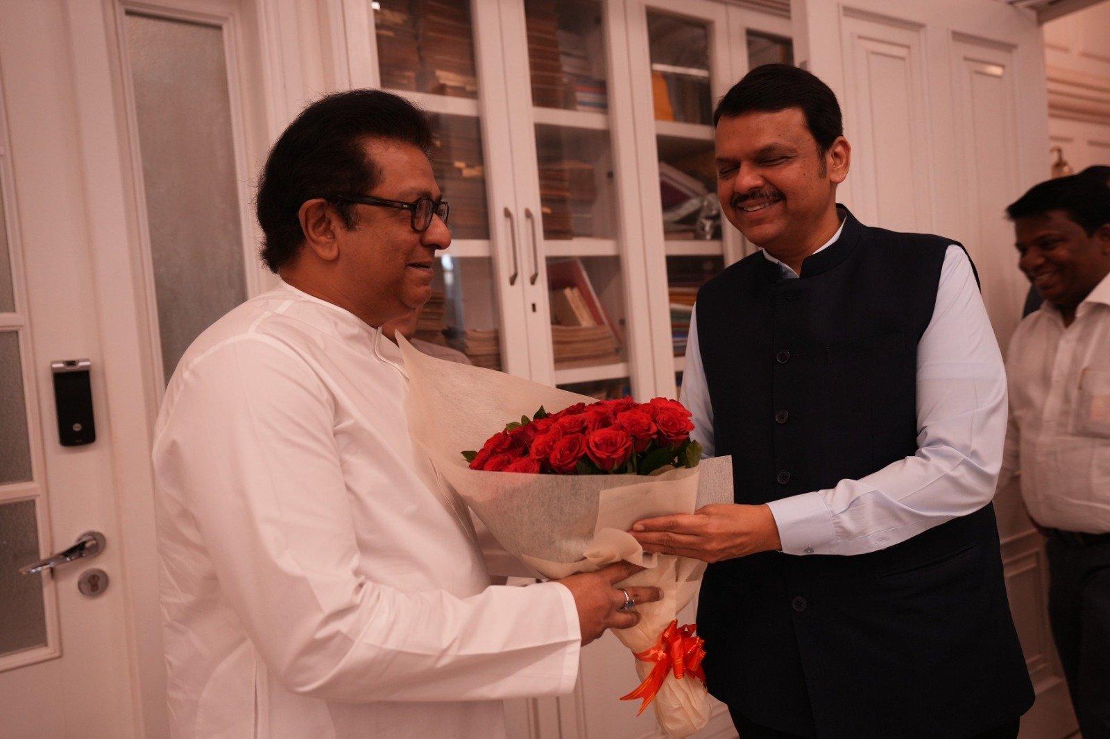 BMC चुनाव में भाजपा-मनसे गठबंधन संभव? राज ठाकरे पहले भी शिवसेना (उद्धव गुट) और कांग्रेस के खिलाफ मुखर रहे हैं, लेकिन भाजपा के साथ उनके संबंधों में हाल ही में गर्माहट देखने को मिली है. इस मुलाकात के तीन बड़े राजनीतिक संकेत हो सकते हैं:
1. BMC चुनाव में भाजपा-मनसे की सियासी डील: शिवसेना (शिंदे गुट) और भाजपा के बीच संबंध पहले ही मजबूत हो चुके हैं, लेकिन मनसे को भाजपा अपने साथ जोड़कर शिवसेना (उद्धव गुट) पर बड़ा हमला बोल सकती है.2.    मराठी वोट बैंक पर फोकस: मनसे की पकड़ मराठी मतदाताओं में है, जिसे भाजपा अपने पक्ष में मोड़ सकती है.3.    भविष्य की बड़ी रणनीति: क्या यह मुलाकात सिर्फ BMC चुनाव तक सीमित है या फिर भाजपा-मनसे 2024 लोकसभा और 2025 विधानसभा चुनावों के लिए भी कोई खाका तैयार कर रहे हैं?