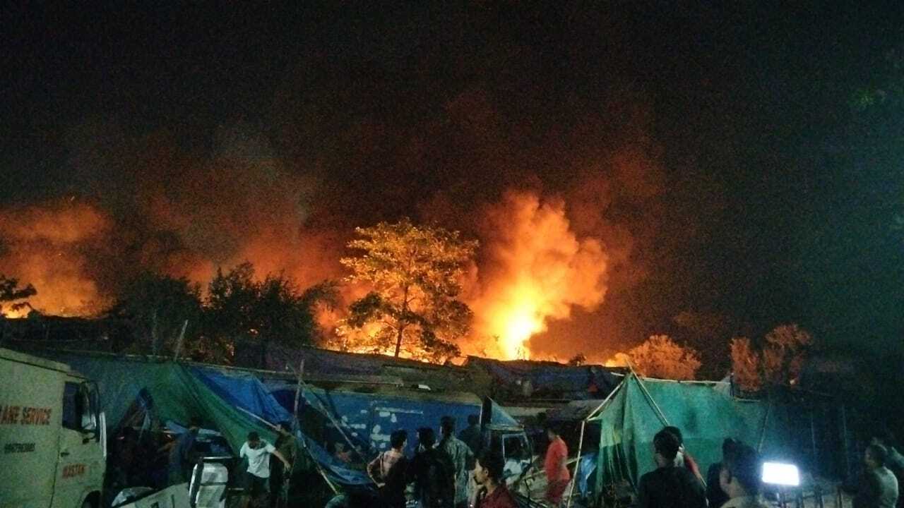 फिल्म सिटी के पास स्थित संतोष नगर इलाके में आग लगते ही स्थानीय निवासियों में दहशत फैल गई. लोग अपनी जान बचाने के लिए घरों से बाहर निकल आए. 