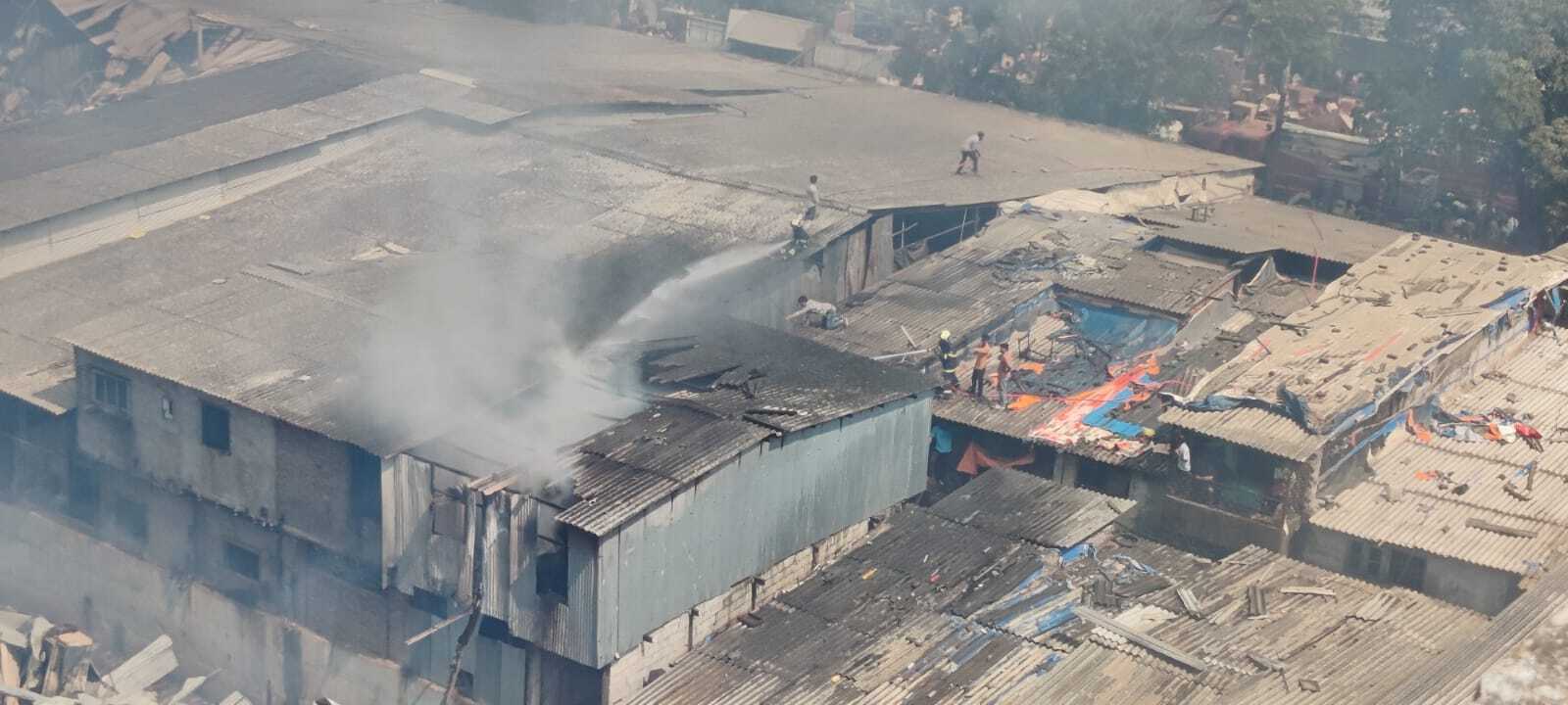 बृहन्मुंबई नगर निगम (BMC) की प्रारंभिक जानकारी के अनुसार, आग फिलहाल फर्नीचर गोदाम के ग्राउंड फ्लोर तक ही सीमित रही, जिससे बड़ा नुकसान टल गया.