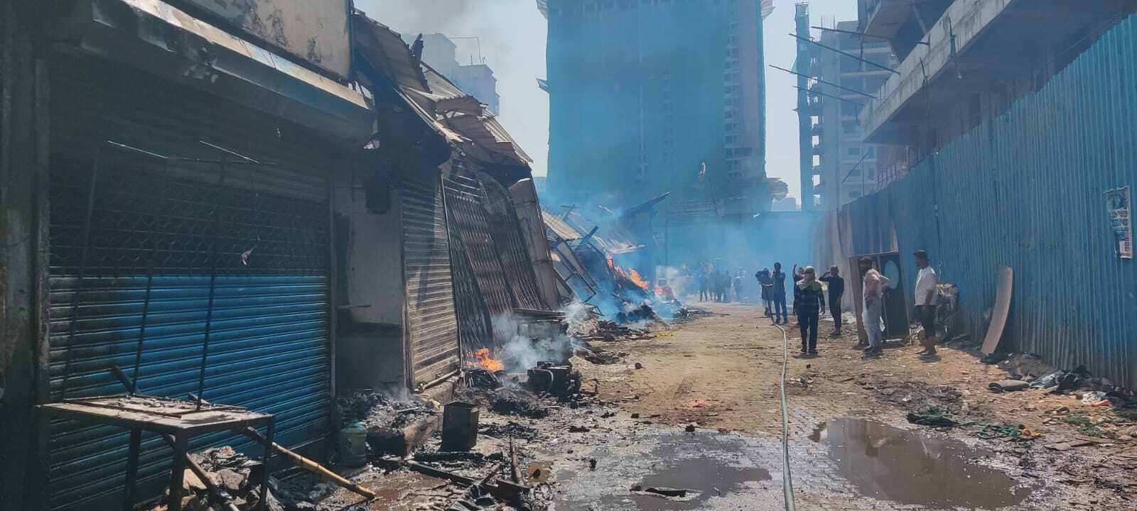 हालांकि, चूंकि फर्नीचर लकड़ी और अन्य ज्वलनशील सामग्रियों से भरा होता है, इसलिए आग तेजी से फैलने की आशंका थी. दमकल विभाग की तत्परता और त्वरित कार्रवाई से स्थिति नियंत्रण में आई.