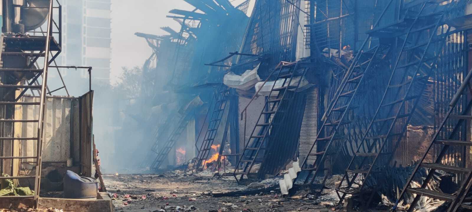 आग लगते ही स्थानीय दुकानदारों और कर्मचारियों में भगदड़ मच गई. दमकल कर्मियों ने सुरक्षा के लिहाज से इलाके को घेर लिया और आसपास की दुकानों को खाली करा दिया.