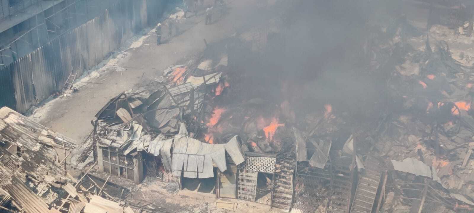 आग किस वजह से लगी, इसकी आधिकारिक पुष्टि अभी तक नहीं हुई है. प्रारंभिक रिपोर्ट्स के अनुसार, शॉर्ट सर्किट की आशंका जताई जा रही है, लेकिन वास्तविक कारणों का पता दमकल विभाग की जांच के बाद ही चलेगा. राहत की बात यह रही कि अब तक किसी के हताहत होने की सूचना नहीं है.