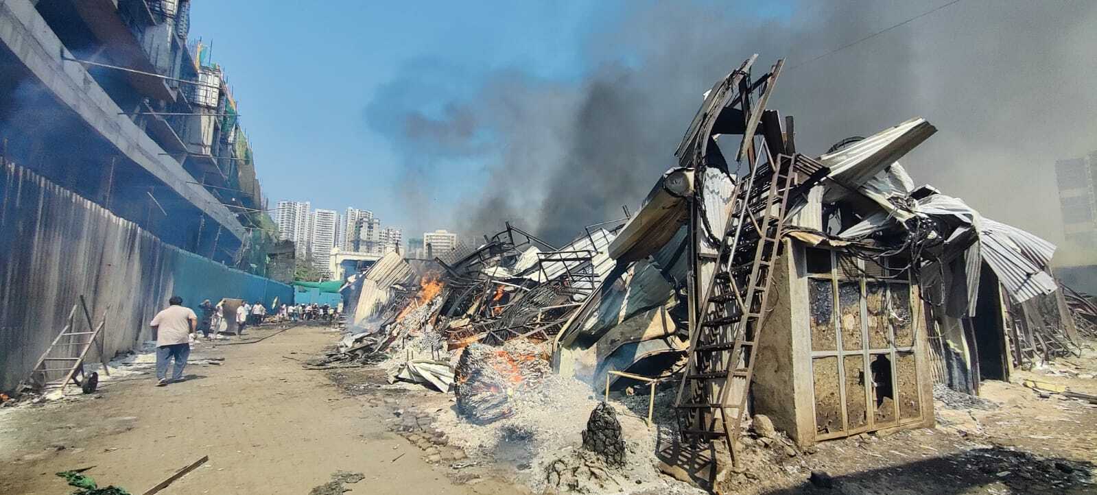 फायर ब्रिगेड और बीएमसी इस आग के कारणों की विस्तृत जांच करेगी. प्रशासन अब बाजार में अग्नि सुरक्षा उपायों की समीक्षा करने की तैयारी में है, ताकि भविष्य में इस तरह की घटनाओं को रोका जा सके. फिलहाल, दमकलकर्मी कूलिंग ऑपरेशन में जुटे हैं और स्थिति पूरी तरह नियंत्रण में है.