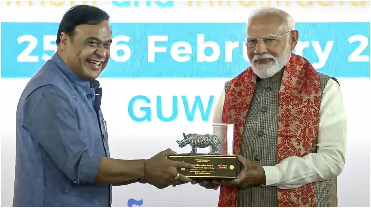 गुवाहाटी में एडवांटेज असम 2.0 निवेश एवं अवसंरचना शिखर सम्मेलन 2025 के उद्घाटन पर प्रधानमंत्री मोदी को स्मृति चिन्ह प्राप्त हुआ. (तस्वीर/पीटीआई)